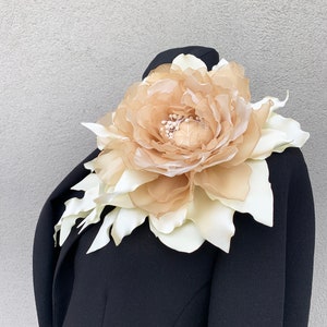 Corsage de ombro grande em marfim Broche de flor esbranquiçada extra grande Pino grande