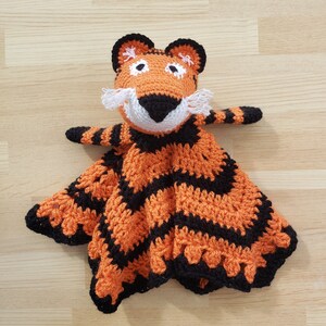 Virkat Tiger Lovey-mönster, djurtäcke (digital nedladdning i PDF-format)