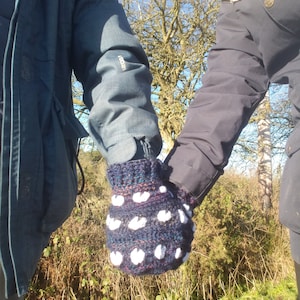 Heart Hold my Hand mitten, digital pattern only, crochet,  couples mitten, double mitten, hand holding mitt. Novely mitten pattern.
