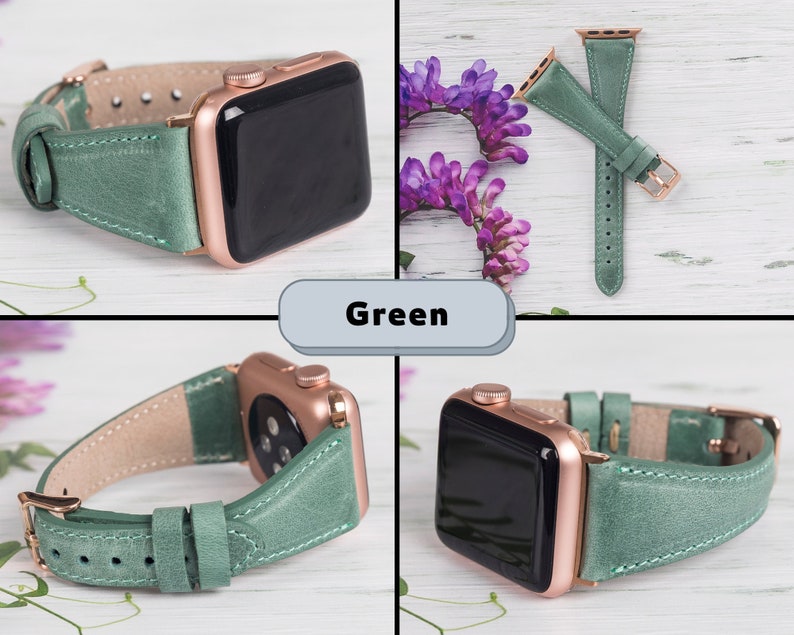 Puede incluir: Una correa de reloj de cuero verde para un Apple Watch con acabado en oro rosa. La correa se muestra sobre una superficie de madera blanca con flores moradas.