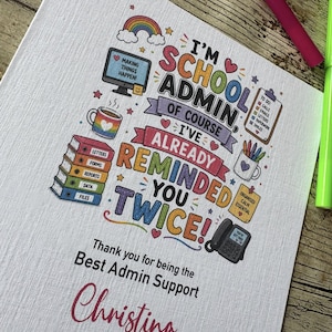 Puede incluir: Una tarjeta blanca con una ilustración colorida y texto. El diseño incluye un arcoíris, una computadora, una taza de café y una pila de archivos. El texto dice: "I'm School Admin... Gracias por ser el mejor soporte administrativo Christina."