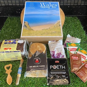 Welsh Gift Box | Traditional Welsh Treats and Souvenirs | Welshcakes, Bara Brith, Tea, Coffee, Hot Chocolate, Keyring and Welsh Sand Shells