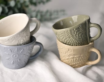 Mug en céramique fait main avec napperons en relief et dentelle