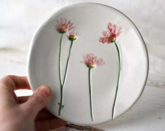 Piattino di ceramica fatto a mano con fiori impressi