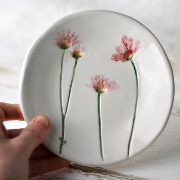 Piattino di ceramica fatto a mano con fiori impressi