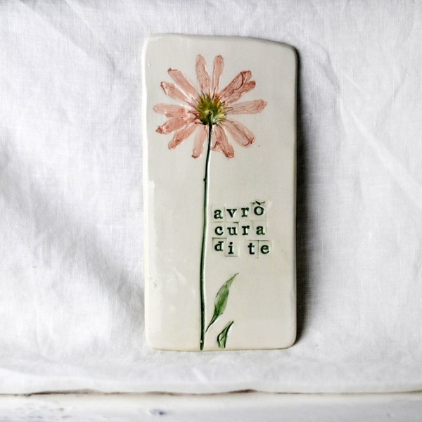 Targhetta di ceramica fatta a mano con fiori impressi