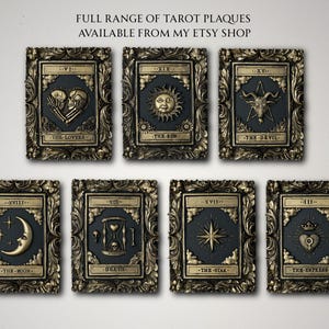 Pu&ograve; includere: Sette placche da parete rettangolari con disegni di carte dei tarocchi in cornici dorate decorate. Ogni placca presenta un centro scuro con immagini dorate in rilievo, tra cui The Lovers, The Sun, The Devil, The Moon, Death, The Star e The Empress.