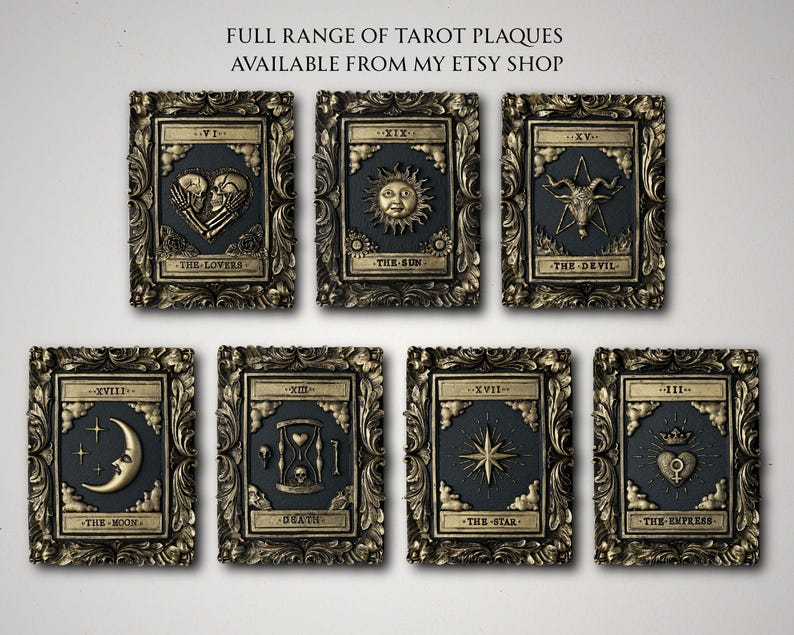 Pu&ograve; includere: Sette placche da parete rettangolari con disegni di carte dei tarocchi in cornici dorate decorate. Ogni placca presenta un centro scuro con immagini dorate in rilievo, tra cui The Lovers, The Sun, The Devil, The Moon, Death, The Star e The Empress.