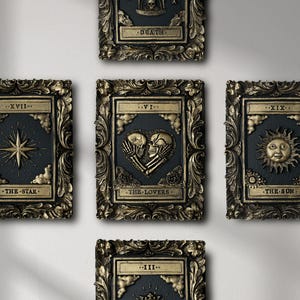 Pu&ograve; includere: Cinque placche da parete rettangolari con disegni di tarocchi in cornici ornate color oro antico. Le carte raffigurano Death, The Star, The Lovers, The Sun e The Empress, con immagini in rilievo color oro metallizzato su sfondo scuro.