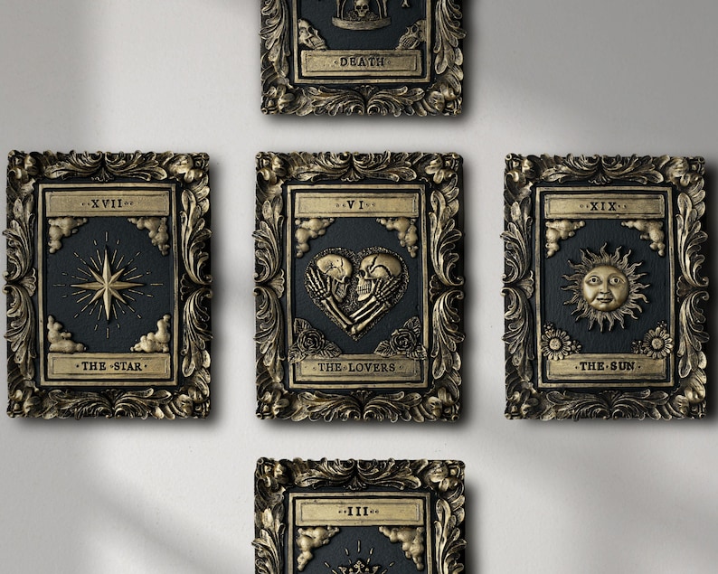 Pu&ograve; includere: Cinque placche da parete rettangolari con disegni di tarocchi in cornici ornate color oro antico. Le carte raffigurano Death, The Star, The Lovers, The Sun e The Empress, con immagini in rilievo color oro metallizzato su sfondo scuro.