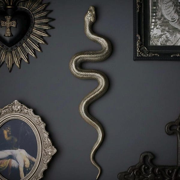 Gothic Wohndekor: Einzigartige handgefertigte Champagner Gold Schlange Wandskulptur Kunst