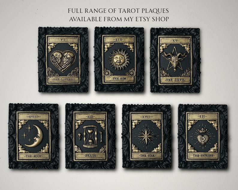 Pu&ograve; includere: Sette placche rettangolari da parete con disegni di carte dei tarocchi in nero e oro. Ogni placca ha una cornice nera decorata e un rilievo centrale dorato che raffigura simboli come Gli Amanti, Il Sole, Il Diavolo, La Luna, La Morte, La Stella e L'Imperatrice.