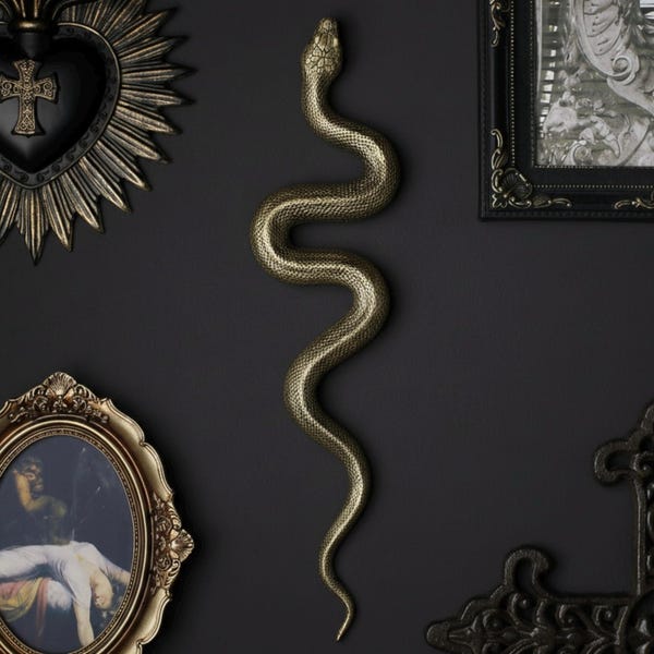 Decoración gótica para el hogar: Escultura de serpiente dorada única hecha a mano para pared