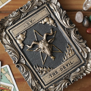 Arte murale con tarocchi del diavolo, arredamento gotico per la casa, scultura decorativa unica di Satana con cornice, parete della galleria, regalo in oro nero, Lucifero originale fatto a mano