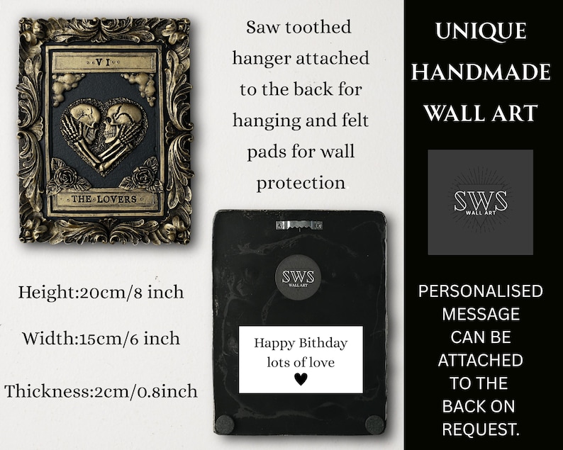 Pu&ograve; includere: Un'opera d'arte da parete rettangolare con cornice dorata e un rilievo di due teschi a forma di cuore, etichettata VI e THE LOVERS. Il retro include un gancio a dente di sega, feltrini e un'etichetta con Happy Bithday lots of love.