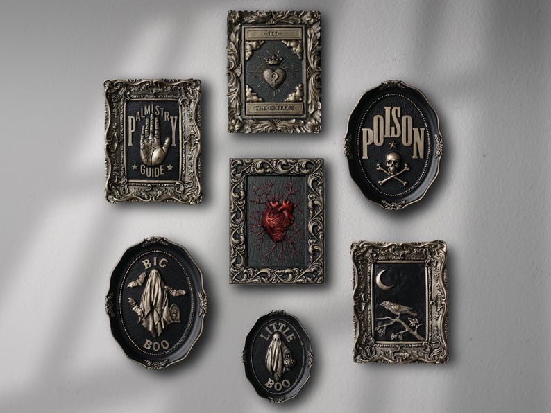 Peut inclure: Une collection de huit d&eacute;corations murales encadr&eacute;es sur le th&egrave;me gothique et effrayant. Les cadres sont orn&eacute;s et pr&eacute;sentent des accents noirs et dor&eacute;s. Les images &agrave; l'int&eacute;rieur des cadres comprennent une main avec le texte "Palmistry Guide", un c&oelig;ur, un cr&acirc;ne et des os crois&eacute;s avec le texte "Poison", un fant&ocirc;me avec le texte "Big Boo", un corbeau et une lune croissante.