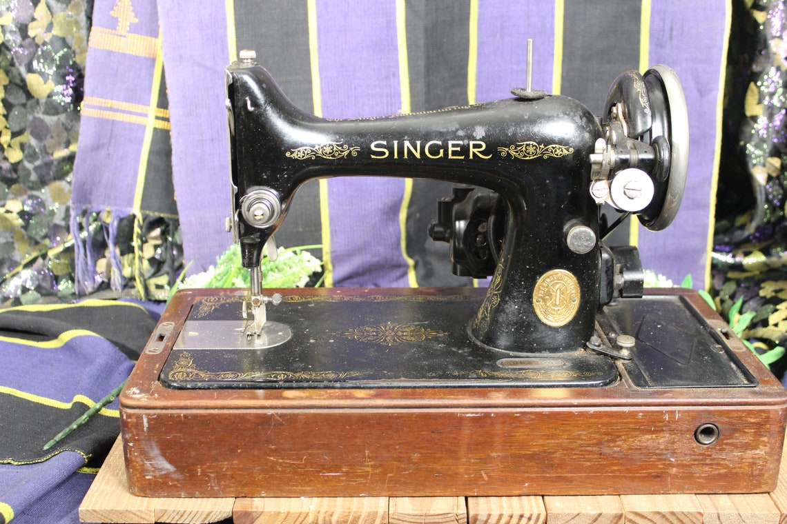 Vintage 1920s Singer Sewing Machine Black With With Wooden Etsy