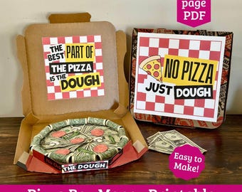 Puede incluir: Idea de regalo de dinero en caja de pizza imprimible. La caja está abierta y tiene una pizza hecha de billetes de dólar en su interior. La tapa de la caja tiene un fondo a cuadros rojo y blanco con el texto "La mejor parte de la pizza es la masa". La otra tapa tiene un fondo a cuadros rojo y blanco con el texto "No hay pizza solo masa".