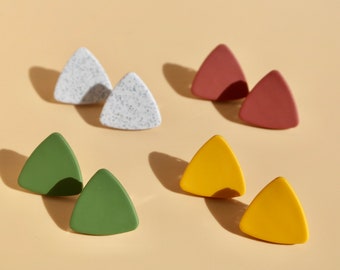 Boucles d’oreilles Triangle minimalistes en jaune, vert, terre cuite et gris / Boucles d’oreilles géométriques simples / Boucles d’oreilles Clip On