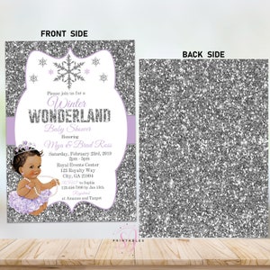 Op de afbeelding: Een zilveren glitterachtergrond met een paarse en witte uitnodiging voor een Winter Wonderland babyshower. De uitnodiging toont een sneeuwvlok, een kroon en een babymeisje in een paarse jurk. De tekst op de uitnodiging luidt: "U bent van harte uitgenodigd voor een Winter Wonderland babyshower ter ere van Mya & Brad Ross Zaterdag 23 februari 2019 14:00-17:00 Royal Events Center 123 Royalty Way City, GA 21804 RSVP aan Sophia 123-456-7890 v&oacute;&oacute;r 15 januari. Geregistreerd bij Amazon en Target"