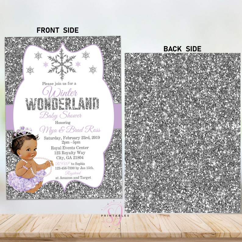 Op de afbeelding: Een zilveren glitterachtergrond met een paarse en witte uitnodiging voor een Winter Wonderland babyshower. De uitnodiging toont een sneeuwvlok, een kroon en een babymeisje in een paarse jurk. De tekst op de uitnodiging luidt: "U bent van harte uitgenodigd voor een Winter Wonderland babyshower ter ere van Mya & Brad Ross Zaterdag 23 februari 2019 14:00-17:00 Royal Events Center 123 Royalty Way City, GA 21804 RSVP aan Sophia 123-456-7890 v&oacute;&oacute;r 15 januari. Geregistreerd bij Amazon en Target"