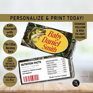 Może przedstawiać: Spersonalizowane opakowanie batona Hershey's z kamuflażem i ilustracją ryby. Tekst "Baby Daniel Smith" jest w kolorze czerwonym na żółtym owalu. Zawiera informacje o wartości odżywczej i frazy.