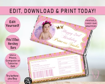 Könnte beinhalten: Druckbare Schokoladenriegel-Verpackungsschablone mit einem rosa und goldenen Design mit einer Krone und dem Text "Happy 2nd Birthday Princess Sasha". Die Vorlage enthält Platz für ein Foto und ein Nährwert-Etikett.