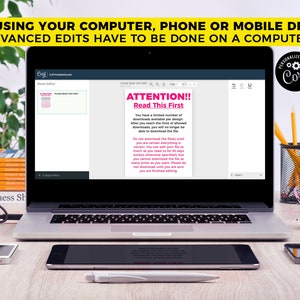 Puede incluir: Un ordenador port&aacute;til muestra un documento con el texto "ATTENTION!! Read This First" en la pantalla. La imagen tambi&eacute;n muestra un escritorio con una impresora, varios tel&eacute;fonos inteligentes, un bol&iacute;grafo, l&aacute;pices y una taza de caf&eacute;.