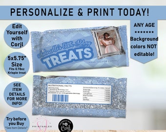 Pode incluir: Um saco de guloseimas personalizado azul e prateado com glitter. O saco tem o texto "Aubrielle's 18th Bday Treats" e uma foto de uma jovem. O saco mede 14,6 cm por 12,7 cm e cabe uma guloseima Krispie de 22 g.