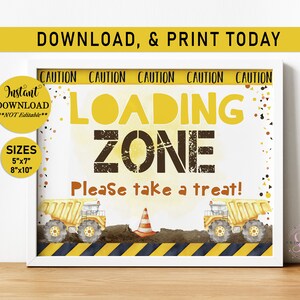 Może przedstawiać: Drukowana tabliczka z żółtym tłem i czarnym tekstem, który mówi "Loading Zone" z dwoma żółtymi ciężarówkami budowlanymi po obu stronach tekstu. Tabliczka mówi również "Please take a treat!" i ma żółtą obwódkę z taśmy ostrzegawczej.