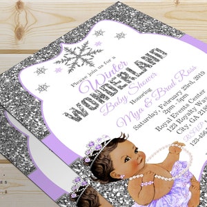 Op de afbeelding: Een paarse en zilveren babyborrel uitnodiging met een sneeuwvlok ontwerp. De uitnodiging luidt "Doe mee met ons voor een Winter Wonderland Baby Shower ter ere van Mya & Brad Ross Zaterdag 23 februari 2019 14:00-17:00 Royal Events Center 123 Royalty Way City, GA 21804 RSVP aan Sophia 123-456-7890 voor 15 januari. Geregistreerd bij Amazon en Target".