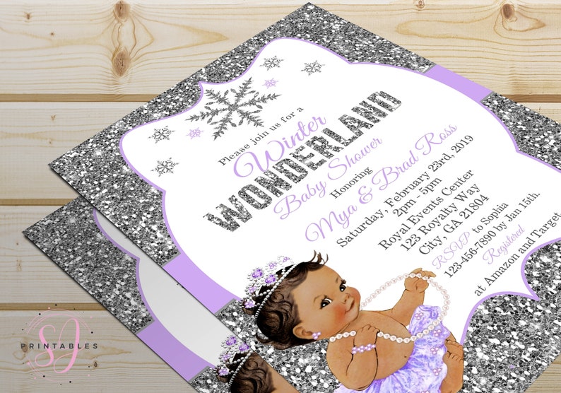 Op de afbeelding: Een paarse en zilveren babyborrel uitnodiging met een sneeuwvlok ontwerp. De uitnodiging luidt "Doe mee met ons voor een Winter Wonderland Baby Shower ter ere van Mya & Brad Ross Zaterdag 23 februari 2019 14:00-17:00 Royal Events Center 123 Royalty Way City, GA 21804 RSVP aan Sophia 123-456-7890 voor 15 januari. Geregistreerd bij Amazon en Target".