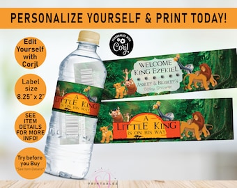 Puede incluir: Etiqueta de botella de agua con una escena de la jungla y el texto "A Little King is on his way". La etiqueta es naranja, marrón y verde con un león de dibujos animados, un jabalí y un mono. La etiqueta mide 8,25 pulgadas por 2 pulgadas.