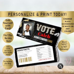 Puede incluir: Un envoltorio de barra de chocolate negro y dorado con una foto de un joven con una camisa negra y una corona dorada. El envoltorio dice "Vote Caleb Homecoming King" y tiene un patrón de diamantes. La parte posterior del envoltorio tiene una etiqueta de información nutricional y dice "HOCO Facts".