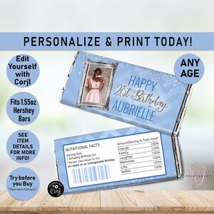 Puede incluir: Un envoltorio de barra de chocolate personalizado azul y plateado con un marco de fotos y el texto "Happy 21st Birthday Aubrielle". El envoltorio está diseñado para adaptarse a una barra de Hershey de 1,55 oz.