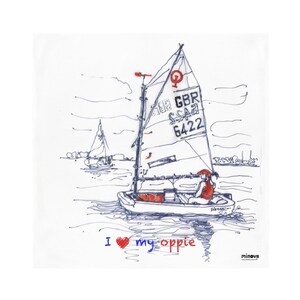 Op de afbeelding: Een handgetekend plaatje van een zeilboot op het water met een persoon die in de boot zit. Het zeil heeft de tekst "GBR 5542 6422" erop. De tekst "I love my oppie" staat onder de boot.