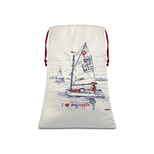 Op de afbeelding: Een witte canvas trekkoordtas met een rood trekkoord. De tas heeft een blauwe en rode illustratie van een zeilboot met de tekst "GBR 5541 6422" op het zeil. De tekst "I ♥ my oppie" is onder de zeilboot afgedrukt.