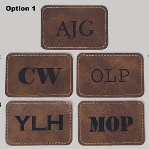 以下が含まれることがあります： AJG、CW、OLP、YLH、MOP などの異なる 3 文字のイニシャルが書かれた、茶色の革のパッチが 5 つあります。各パッチには、黄色のステッチの縁取りがあります。