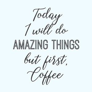 Puede incluir: Una cita motivacional en escritura cursiva negra sobre un fondo azul claro. La cita dice "Hoy voy a hacer COSAS INCREÍBLES pero primero, café."