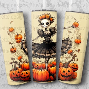 Puede incluir: Un vaso con temática de Halloween con una bailarina esquelética y calabazas. El diseño incluye una ilustración en blanco y negro de la bailarina, calabazas naranjas y un fondo beige. El vaso es cilíndrico.