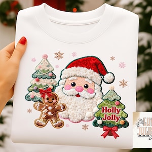 Può includere: Felpa bianca con un design natalizio festivo. Il design presenta Babbo Natale, un omino di pan di zenzero e due alberi di Natale. Il testo "Holly Jolly" è su uno degli alberi. Fiocchi di neve rosa e bianchi sono sparsi.