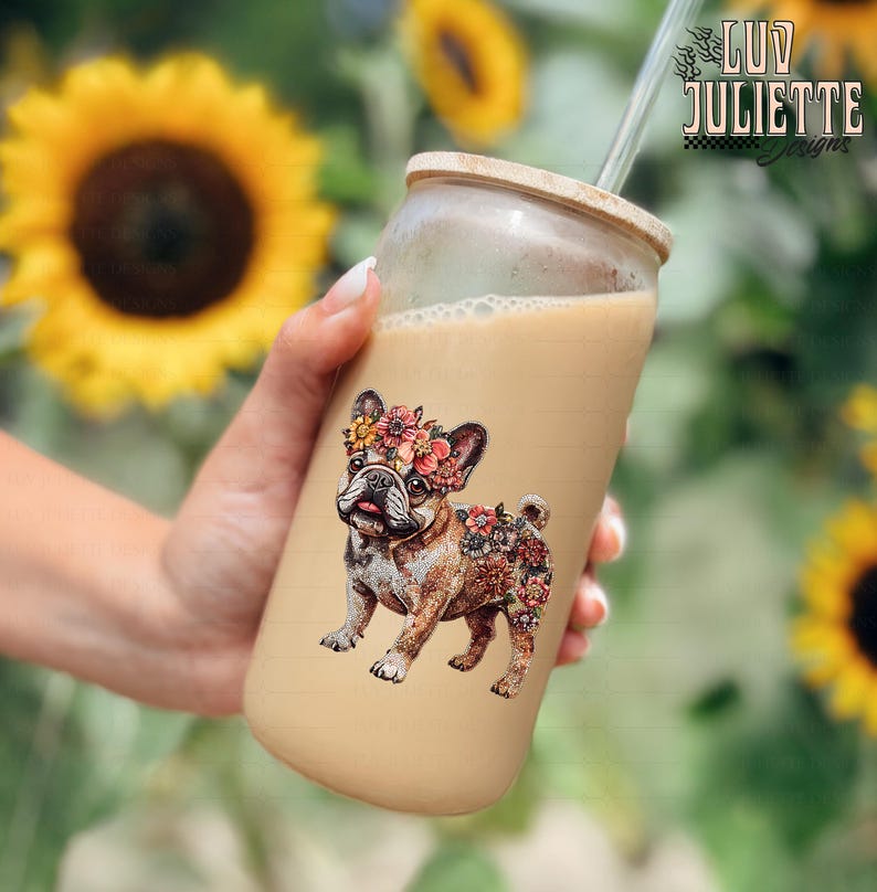 Puede incluir: Un vaso reutilizable de vidrio con tapa marr&oacute;n y una pajita. El vaso tiene un dise&ntilde;o floral de un bulldog franc&eacute;s con una corona de flores.