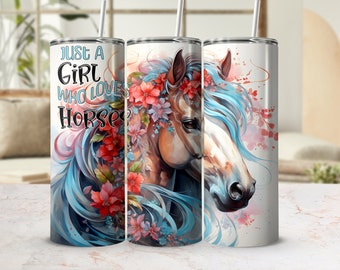 Könnte beinhalten: Ein weißer Becher mit einem blauen und braunen Pferdekopf, der mit roten Blumen verziert ist. Der Text "Just a Girl Who Loves Horses" ist auf den Becher gedruckt.