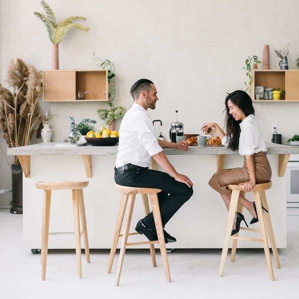 Siège de selle en bois de frêne blanc massif Swan en hauteur de comptoir et hauteur de bar - Design scandinave minimaliste