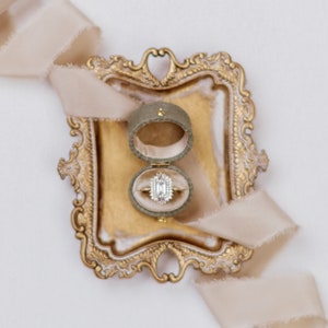 The Georgian Vintage Oval Ring Box, Linen & Velvet Ring Box, Hinge, green, sage
