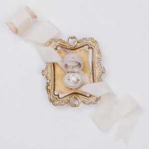 The Georgian Vintage Oval Ring Box, Engagement, Linen & Velvet Ring Box, antique style, beige, sparrow
