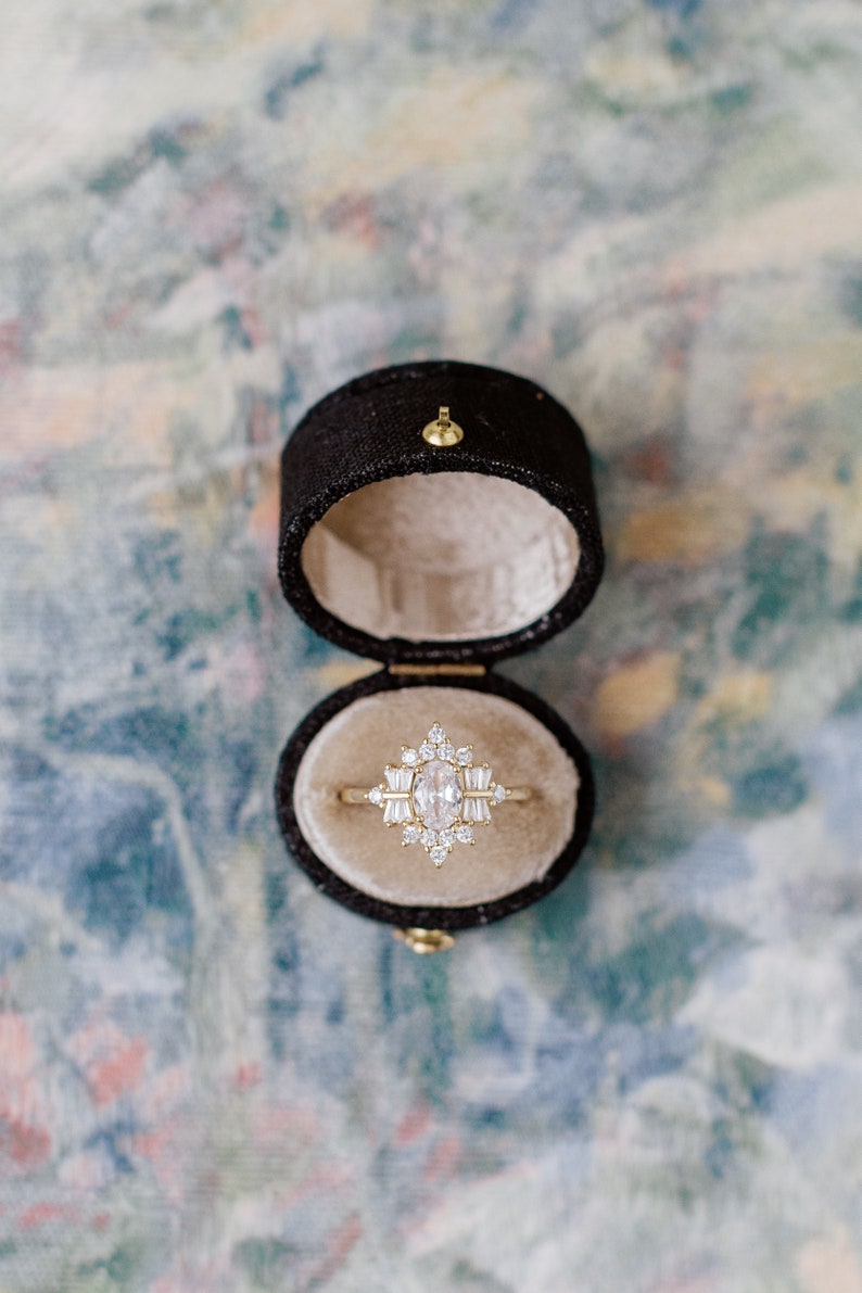 Luxus Ringbox Im Antik-viktorianischen Stil – Oval, Schwarzes Kunstleder Mit Gold, Samtausgekleidet