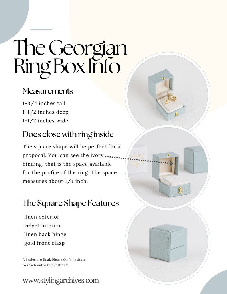 Puede incluir: Una caja de anillos cuadrada azul claro con exterior de lino e interior de terciopelo. La caja mide aproximadamente 4,4 cm de alto, 3,8 cm de profundidad y 3,8 cm de ancho. Cuenta con un cierre frontal dorado y una bisagra trasera de lino. El texto de la imagen dice "The Georgian Ring Box Info".