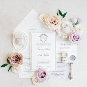 Puede incluir: Elegante conjunto de invitaciones de boda con una tarjeta de invitaci&oacute;n central y detalles florales. El dise&ntilde;o incluye un sobre blanco, una tarjeta de confirmaci&oacute;n y una tarjeta de detalles, complementado con anillos en una caja y un sello de cera. Rosas rosas y lavanda suaves a&ntilde;aden un toque rom&aacute;ntico.