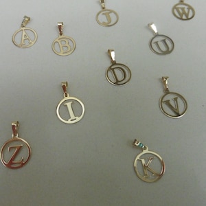 Letras iniciales redondas de oro amarillo de 18 kt. Todas las letras del nombre están disponibles.